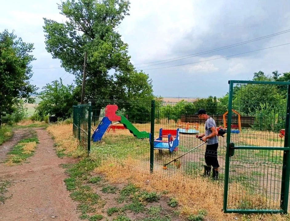 На детских площадках города идёт уборка мусора, покос травы - важно, чтобы места для игр были чистыми и безопасными для ребят На детских площадках города идёт уборка мусора, покос травы - важно, чтобы места для игр были чистыми и безопасными для ребят
