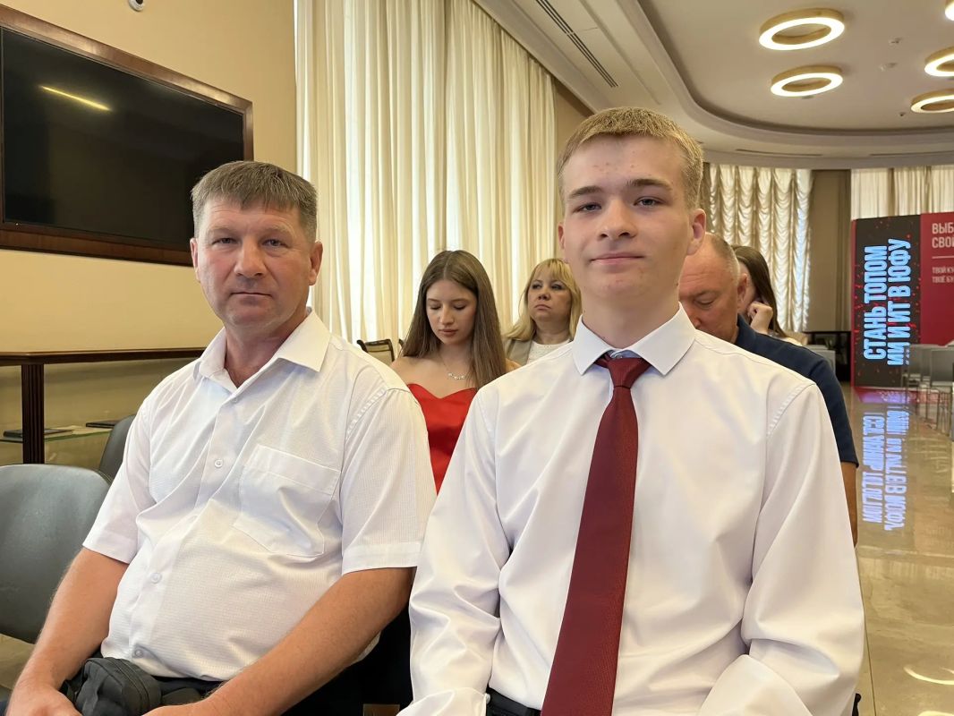 Гости постепенно собираются Гости постепенно собираются