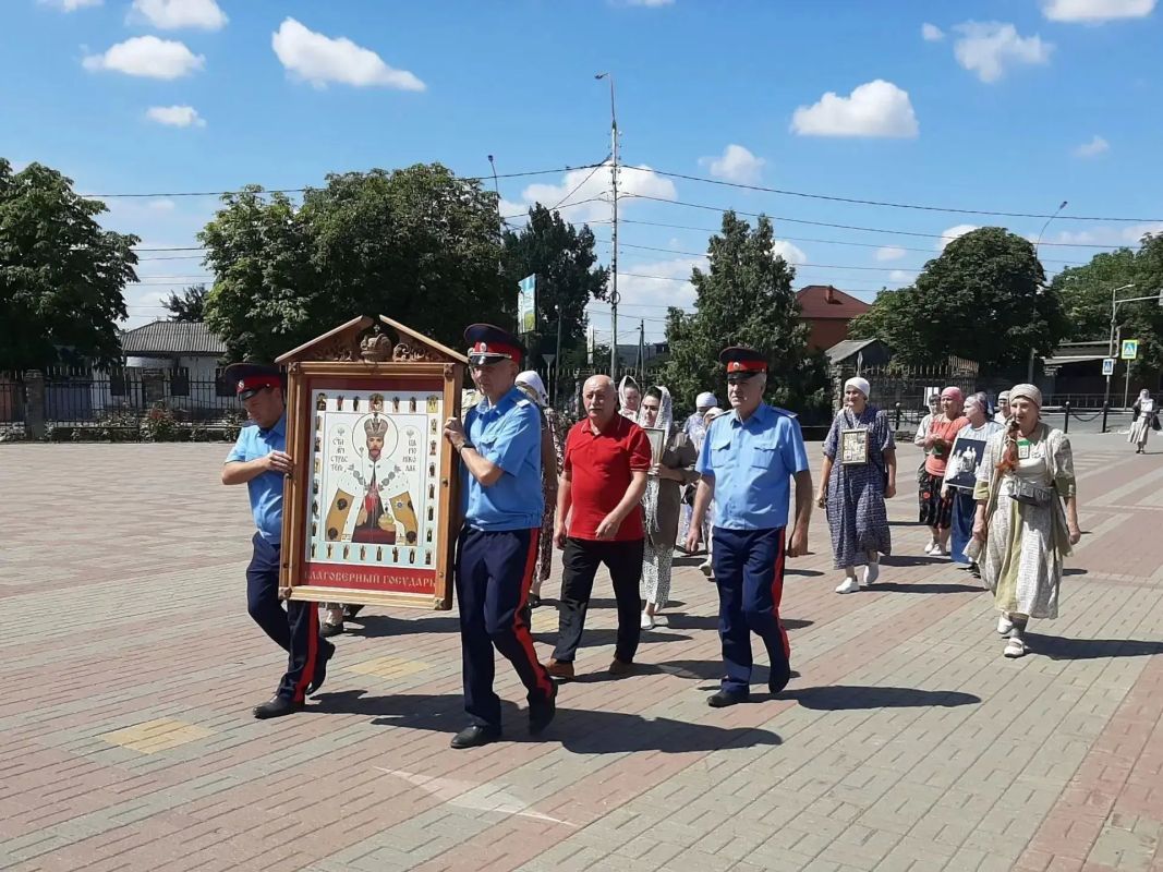 Традиция памяти и веры: в городе Шахты прошёл ежегодный крестный ход в честь Царственных страстотерпцев