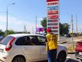 В Ростовской области волонтёры помогают водителям в очередях на заправках