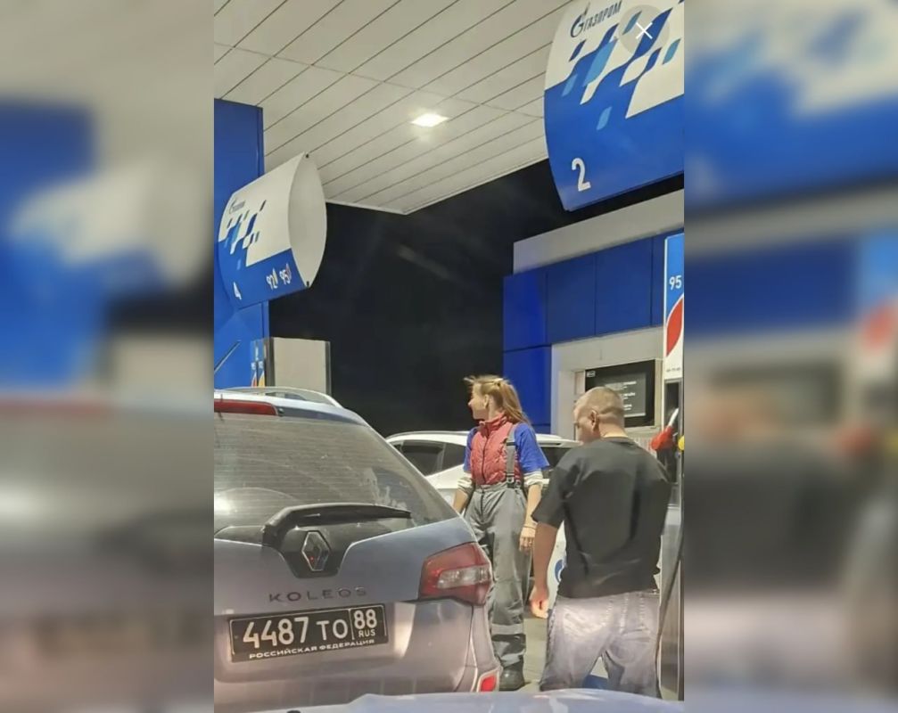 На АЗС «Газпром» в Ростове девушка-оператор развела очередь на две полосы и утихомирила спорящих водителей