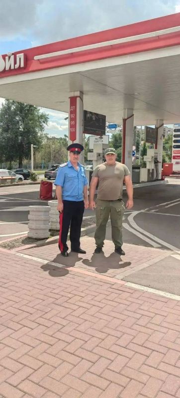 В Ростовской области волонтёры помогают водителям в очередях на заправках В Ростовской области волонтёры помогают водителям в очередях на заправках