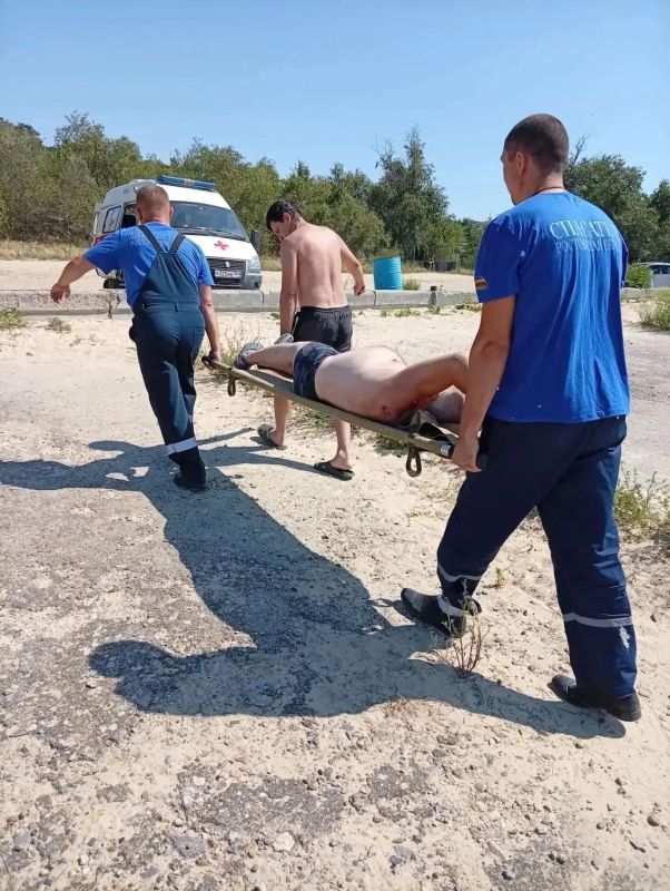 На пляже мужчину настиг инсульт, но его спасли отдыхающие На пляже мужчину настиг инсульт, но его спасли отдыхающие