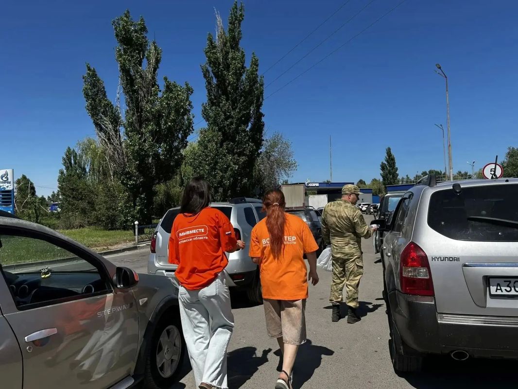Волонтеры, молодежь Волгодонска и казаки поддержали автомобилистов на самых загруженных АЗС города Волонтеры, молодежь Волгодонска и казаки поддержали автомобилистов на самых загруженных АЗС города