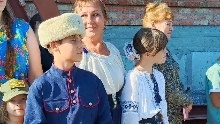 Ансамбль «Голоса Дона» выступил на закрытии детской лагерной смены в Азове Ансамбль «Голоса Дона» выступил на закрытии детской лагерной смены в Азове