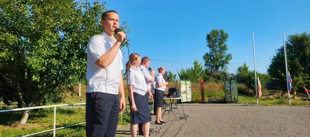 Ансамбль «Голоса Дона» выступил на закрытии детской лагерной смены в Азове Ансамбль «Голоса Дона» выступил на закрытии детской лагерной смены в Азове