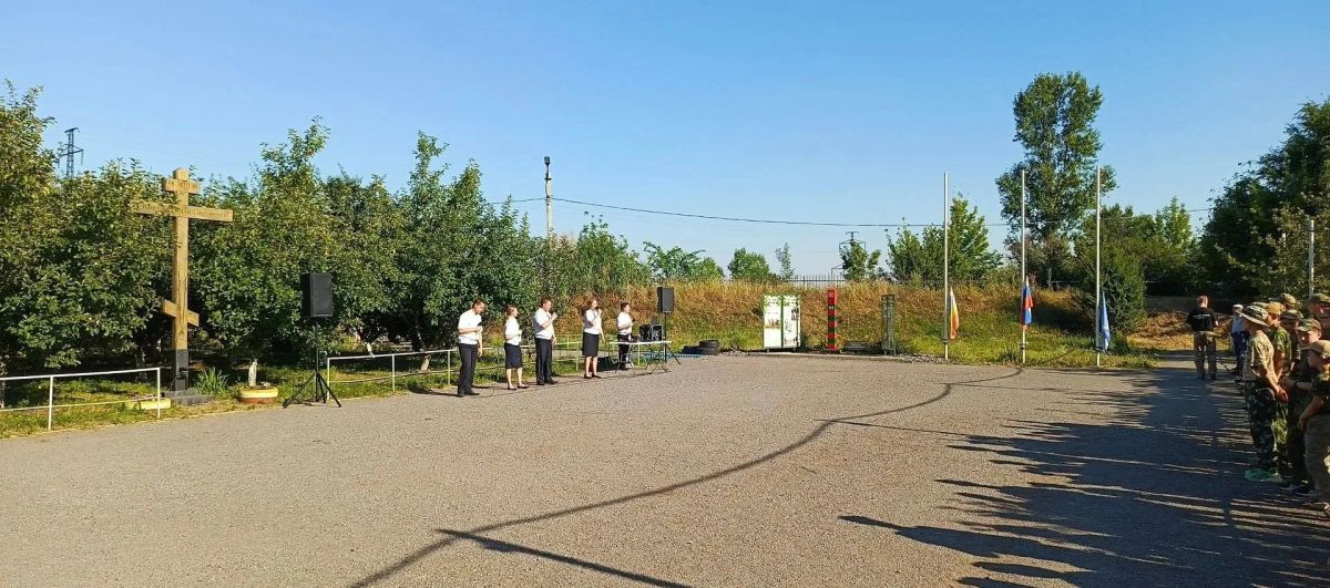 Ансамбль «Голоса Дона» выступил на закрытии детской лагерной смены в Азове Ансамбль «Голоса Дона» выступил на закрытии детской лагерной смены в Азове