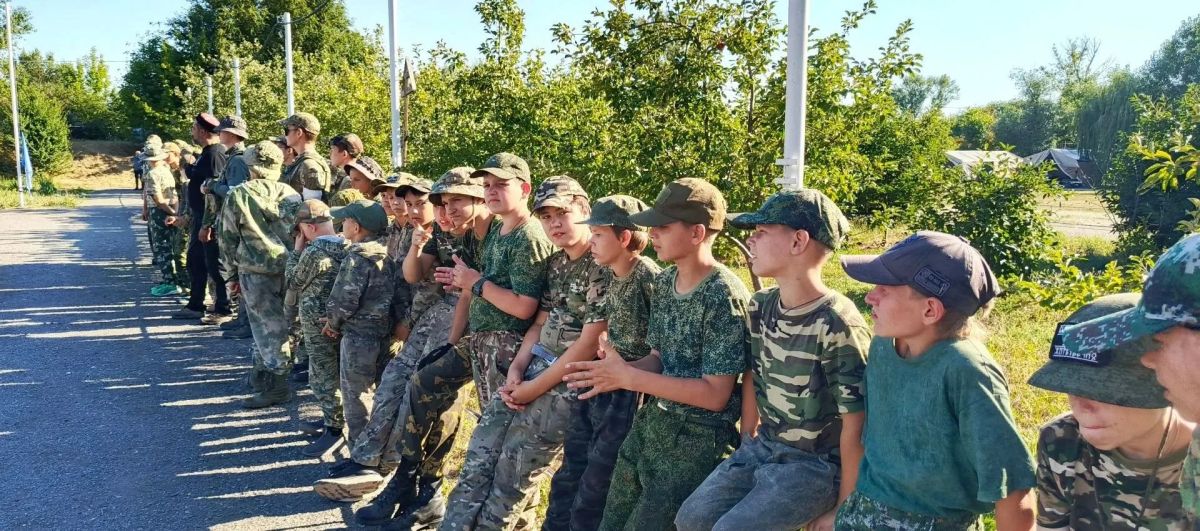 Ансамбль «Голоса Дона» выступил на закрытии детской лагерной смены в Азове Ансамбль «Голоса Дона» выступил на закрытии детской лагерной смены в Азове
