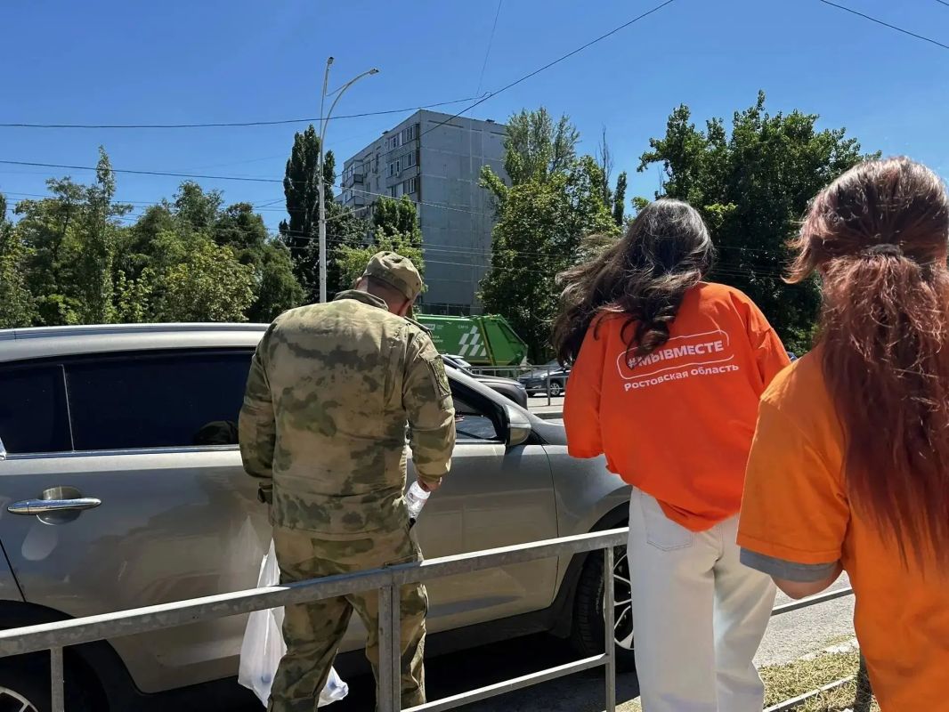Волонтеры, молодежь Волгодонска и казаки поддержали автомобилистов на самых загруженных АЗС города Волонтеры, молодежь Волгодонска и казаки поддержали автомобилистов на самых загруженных АЗС города