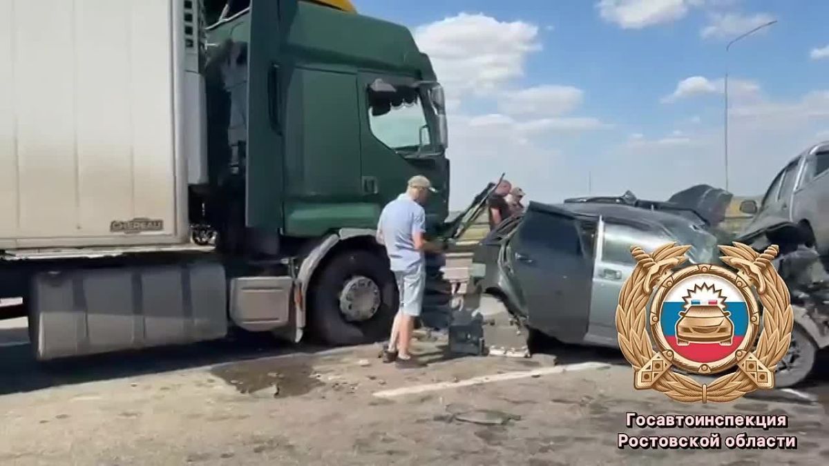 Сотрудники полиции устанавливают обстоятельства ДТП