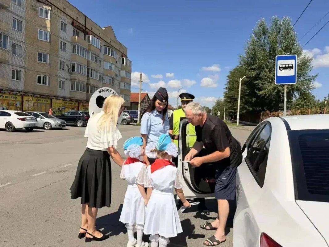 «Внимание — дети!». Сотрудники отделения Госавтоинспекции ОМВД России по городу Новошахтинску совместно с отрядами ЮИД из школ № 24 и № 1, а также отрядами ЮПИД из детских садов № 5 и № 26 провели профилактическую акцию... «Внимание — дети!». Сотрудники отделения Госавтоинспекции ОМВД России по городу Новошахтинску совместно с отрядами ЮИД из школ № 24 и № 1, а также отрядами ЮПИД из детских садов № 5 и № 26 провели профилактическую акцию...