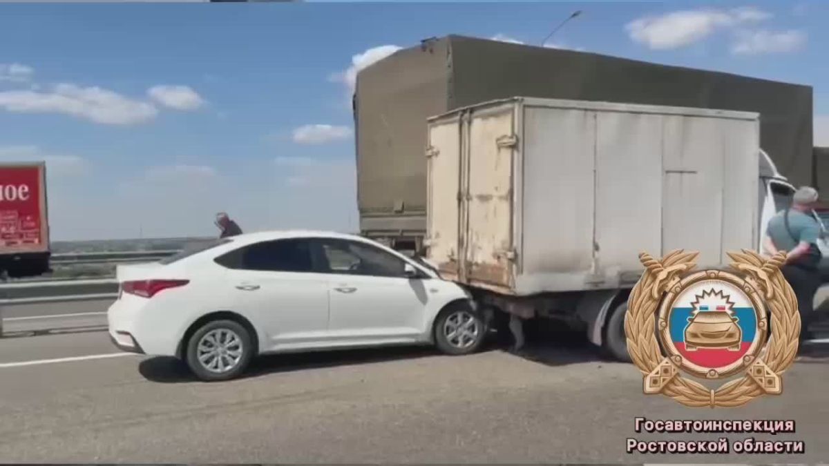 12 машин столкнулись из-за дыма от горящего поля на трассе Таганрог-Ростов