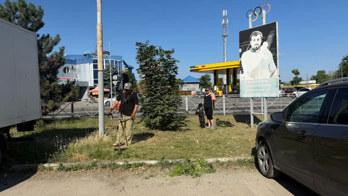 На Аллее Олимпийцев в преддверии Дня физкультурника провели субботник На Аллее Олимпийцев в преддверии Дня физкультурника провели субботник