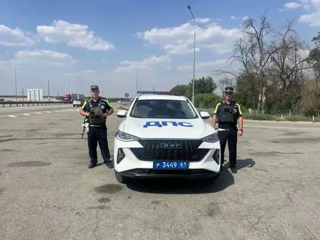 Ростовские инспекторы ДПС оказали помощь водителю автомобиля, попавшего в трудную ситуацию