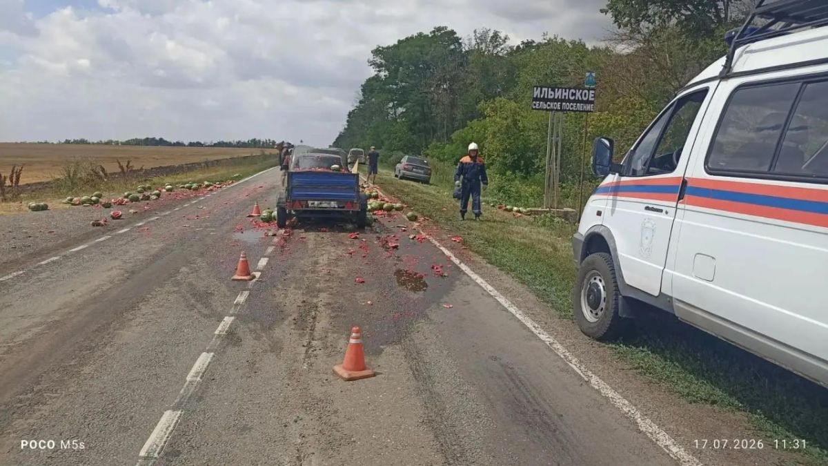 В Егорлыкском районе ВАЗ-2110 влетел в прицеп с арбузами: трасса усыпана плодами В Егорлыкском районе ВАЗ-2110 влетел в прицеп с арбузами: трасса усыпана плодами