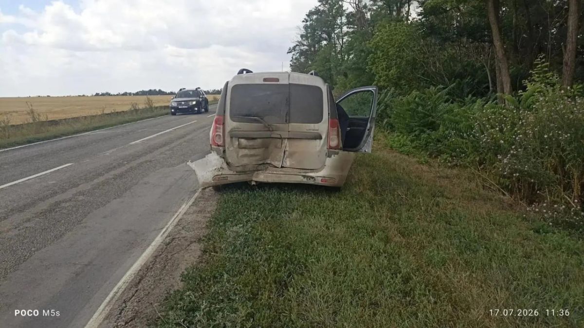 В Егорлыкском районе ВАЗ-2110 влетел в прицеп с арбузами: трасса усыпана плодами