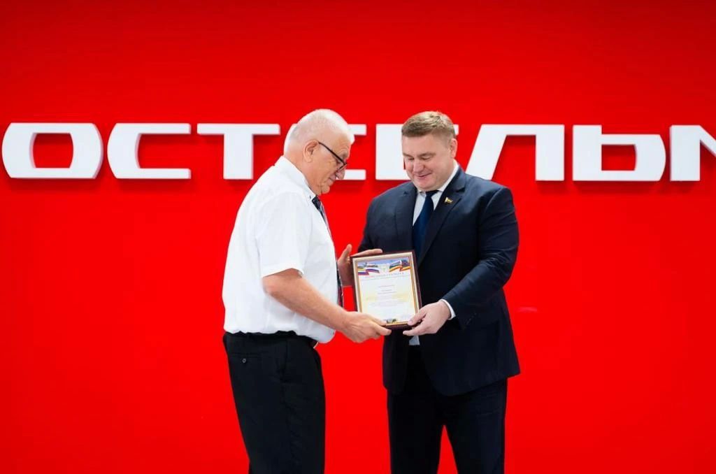 Председатель комитета Законодательного Собрания Ростовской области по экономической политике Игорь Бураков принял участие в мероприятии, посвященном 97-летию «Ростсельмаша» Председатель комитета Законодательного Собрания Ростовской области по экономической политике Игорь Бураков принял участие в мероприятии, посвященном 97-летию «Ростсельмаша»