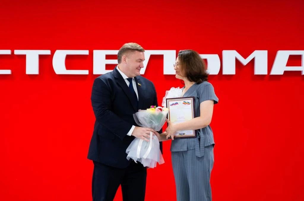 Председатель комитета Законодательного Собрания Ростовской области по экономической политике Игорь Бураков принял участие в мероприятии, посвященном 97-летию «Ростсельмаша» Председатель комитета Законодательного Собрания Ростовской области по экономической политике Игорь Бураков принял участие в мероприятии, посвященном 97-летию «Ростсельмаша»