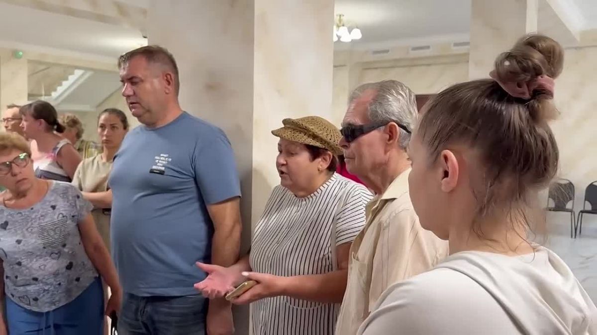Юрий Слюсарь: В Таганроге во время встречи жители пожаловались на шум от автомобилей и мопедов в ночное время. Горожане рассказали, что водители включают громкую музыку и устраивают гонки, мешая отдыху
