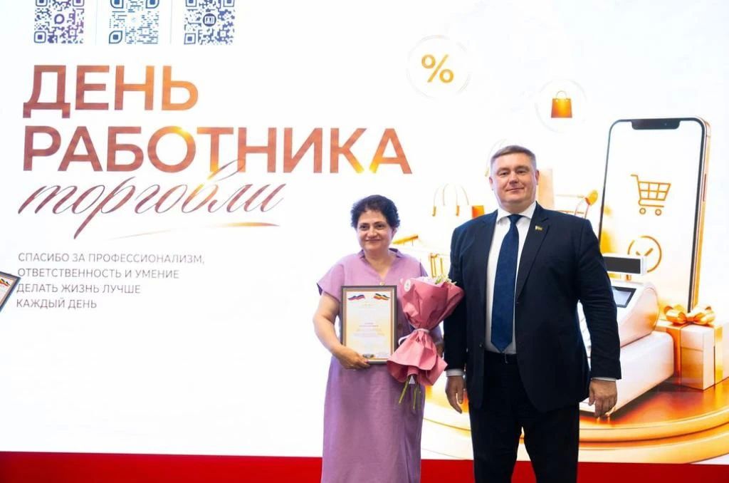 В преддверии Дня работника торговли председатель комитета Законодательного Собрания Ростовской области по экономической политике Игорь Бураков принял участие в программе праздничных мероприятий и вручил поощрения донского... В преддверии Дня работника торговли председатель комитета Законодательного Собрания Ростовской области по экономической политике Игорь Бураков принял участие в программе праздничных мероприятий и вручил поощрения донского...