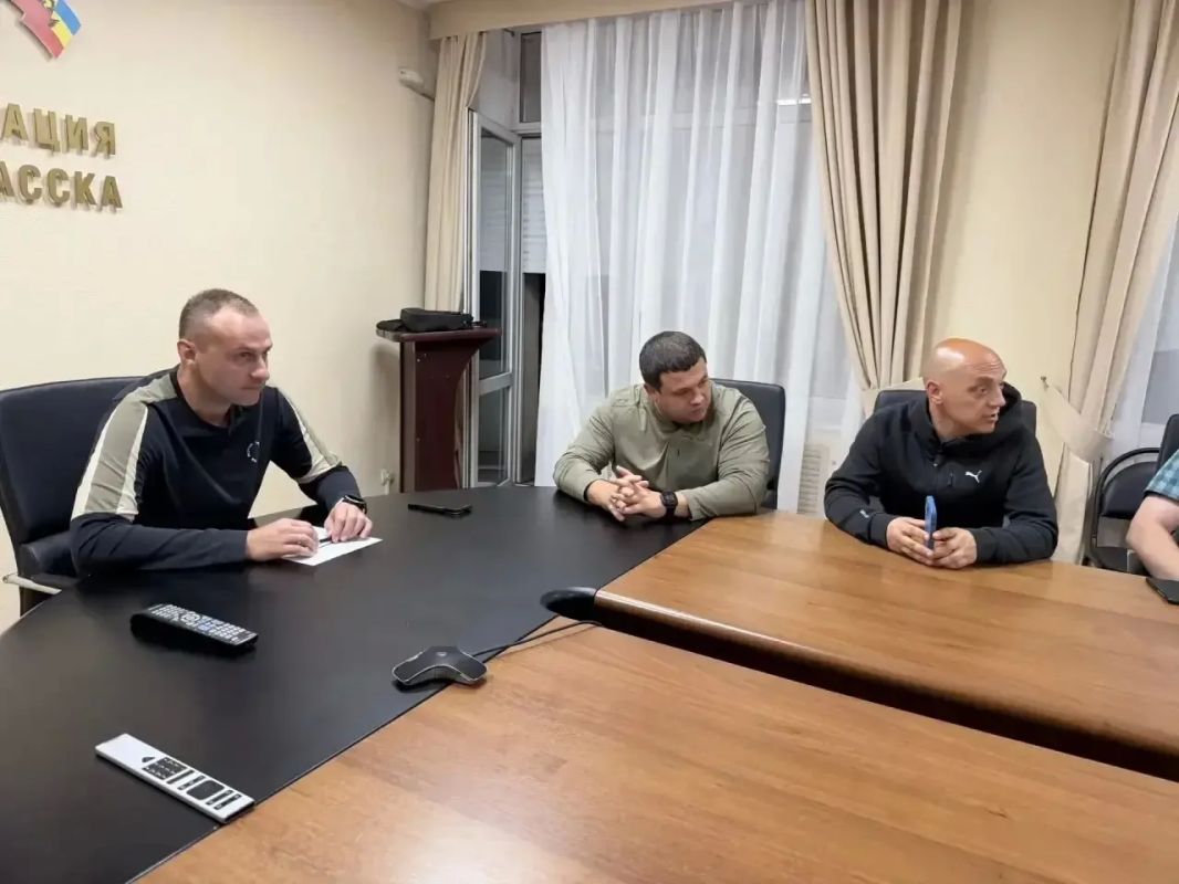 По поручению главы города Павла Исакова исполняющий обязанности главы администрации Константин Хмельницкий провел экстренное совещание по устранению последствий непогоды По поручению главы города Павла Исакова исполняющий обязанности главы администрации Константин Хмельницкий провел экстренное совещание по устранению последствий непогоды