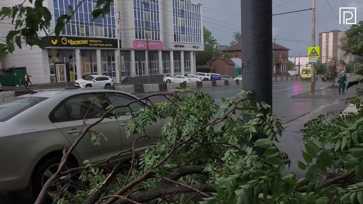#НовостиРостова. Наш корреспондент с места событий передал кадры последствий грозы, которая сегодня обрушилась на Ростов