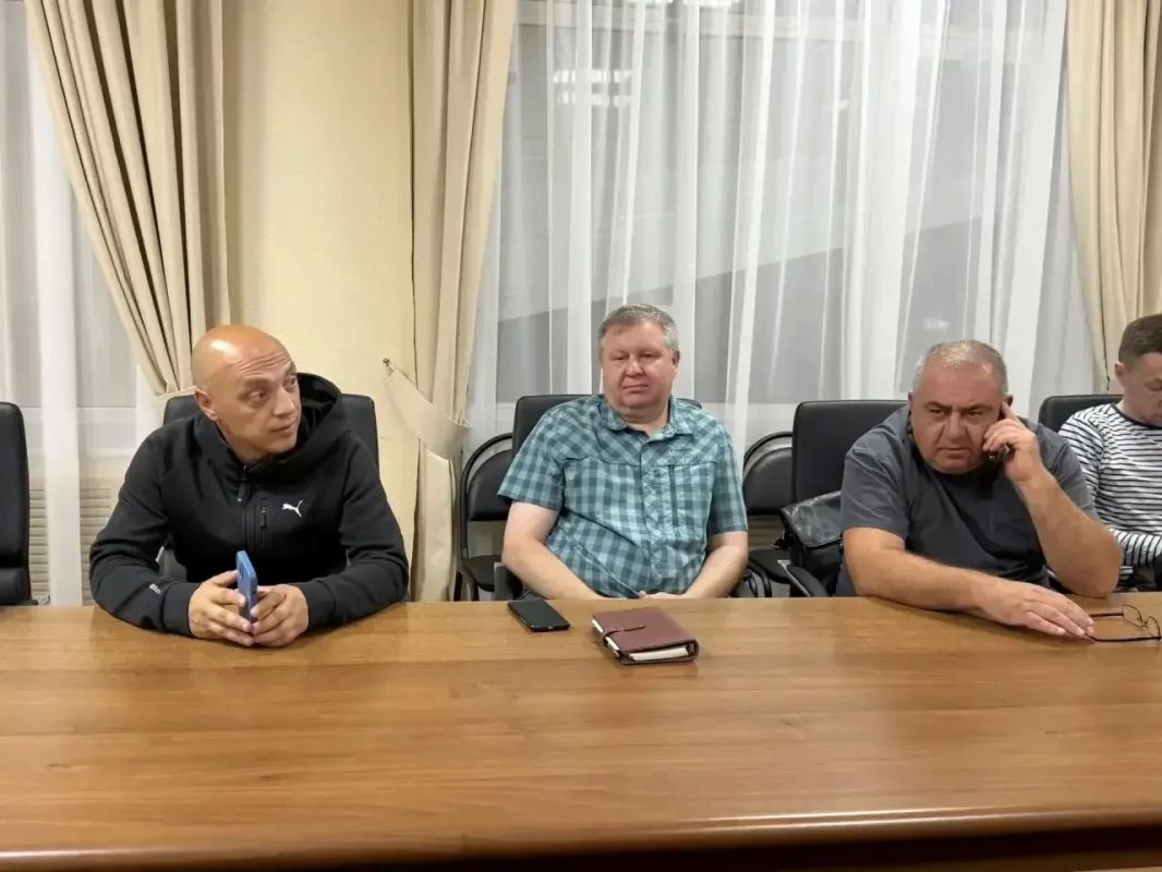 По поручению главы города Павла Исакова исполняющий обязанности главы администрации Константин Хмельницкий провел экстренное совещание по устранению последствий непогоды По поручению главы города Павла Исакова исполняющий обязанности главы администрации Константин Хмельницкий провел экстренное совещание по устранению последствий непогоды