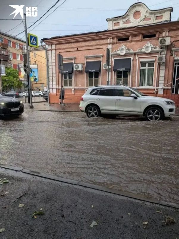 А такая обстановка сейчас в центре: разбросаны ветки, поваленные шквалистым ветром и обильными осадками А такая обстановка сейчас в центре: разбросаны ветки, поваленные шквалистым ветром и обильными осадками