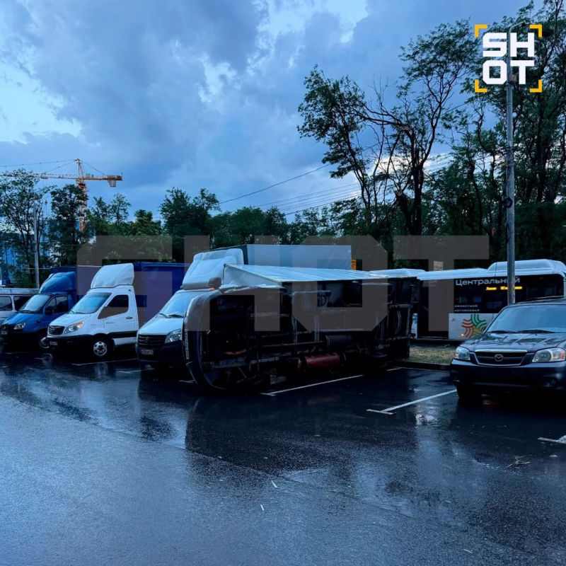 «Ураган века» разнёс Ростовскую область: мощный ветер перевернул машины, вырвал окна и крыши и разрушил свадебные шатры «Ураган века» разнёс Ростовскую область: мощный ветер перевернул машины, вырвал окна и крыши и разрушил свадебные шатры