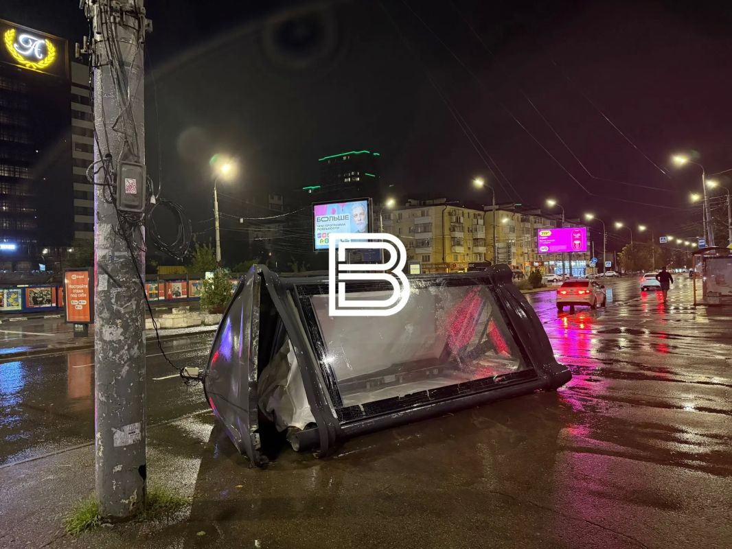 Поваленные рекламные щиты и оторванные провода: так выглядит сейчас Ростов-на-Дону и Новочеркасск Поваленные рекламные щиты и оторванные провода: так выглядит сейчас Ростов-на-Дону и Новочеркасск