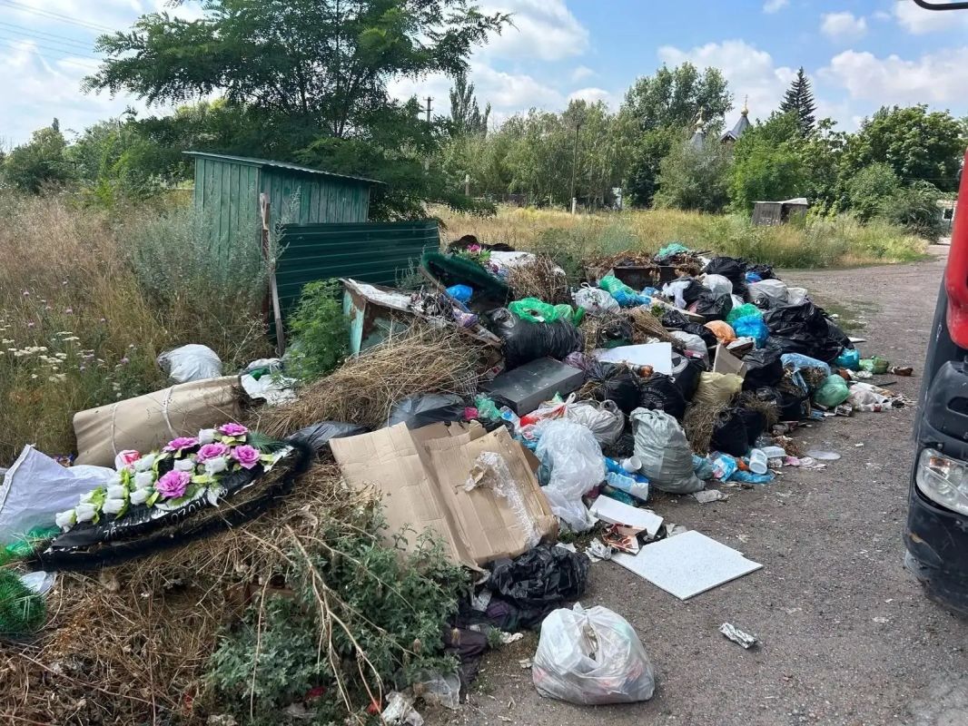 На Центральном кладбище города Шахты убрано 100 кубометров мусора На Центральном кладбище города Шахты убрано 100 кубометров мусора