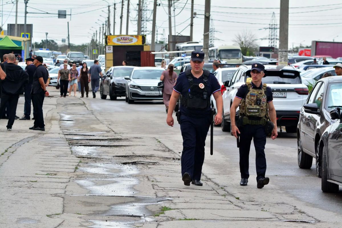 В Ростове-на-Дону полицейские провели масштабные рейды на комплексе рынков в районе «Темерник» В Ростове-на-Дону полицейские провели масштабные рейды на комплексе рынков в районе «Темерник»