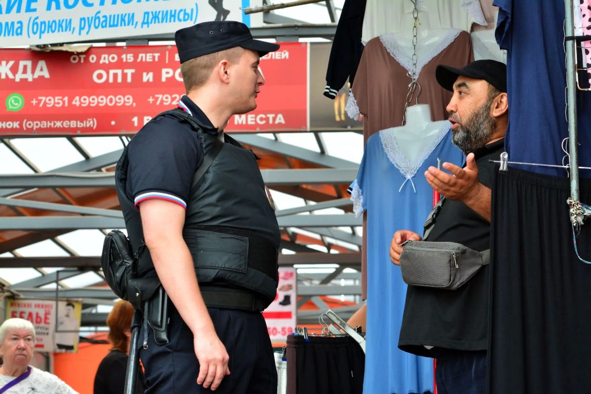 В Ростове-на-Дону полицейские провели масштабные рейды на комплексе рынков в районе «Темерник» В Ростове-на-Дону полицейские провели масштабные рейды на комплексе рынков в районе «Темерник»