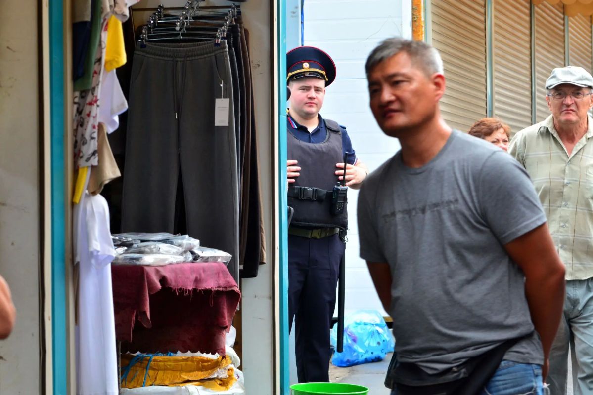 В Ростове-на-Дону полицейские провели масштабные рейды на комплексе рынков в районе «Темерник» В Ростове-на-Дону полицейские провели масштабные рейды на комплексе рынков в районе «Темерник»