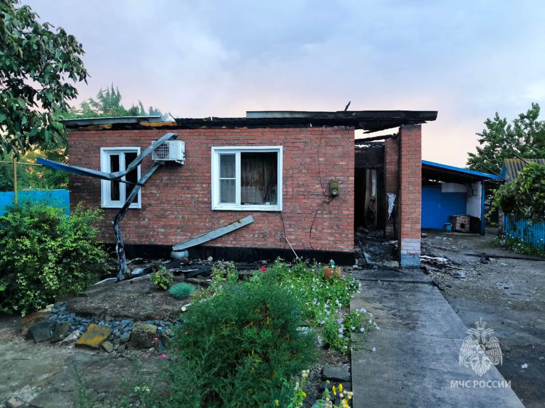 Частный дом сгорел в селе Поливянка Песчанокопского района Частный дом сгорел в селе Поливянка Песчанокопского района