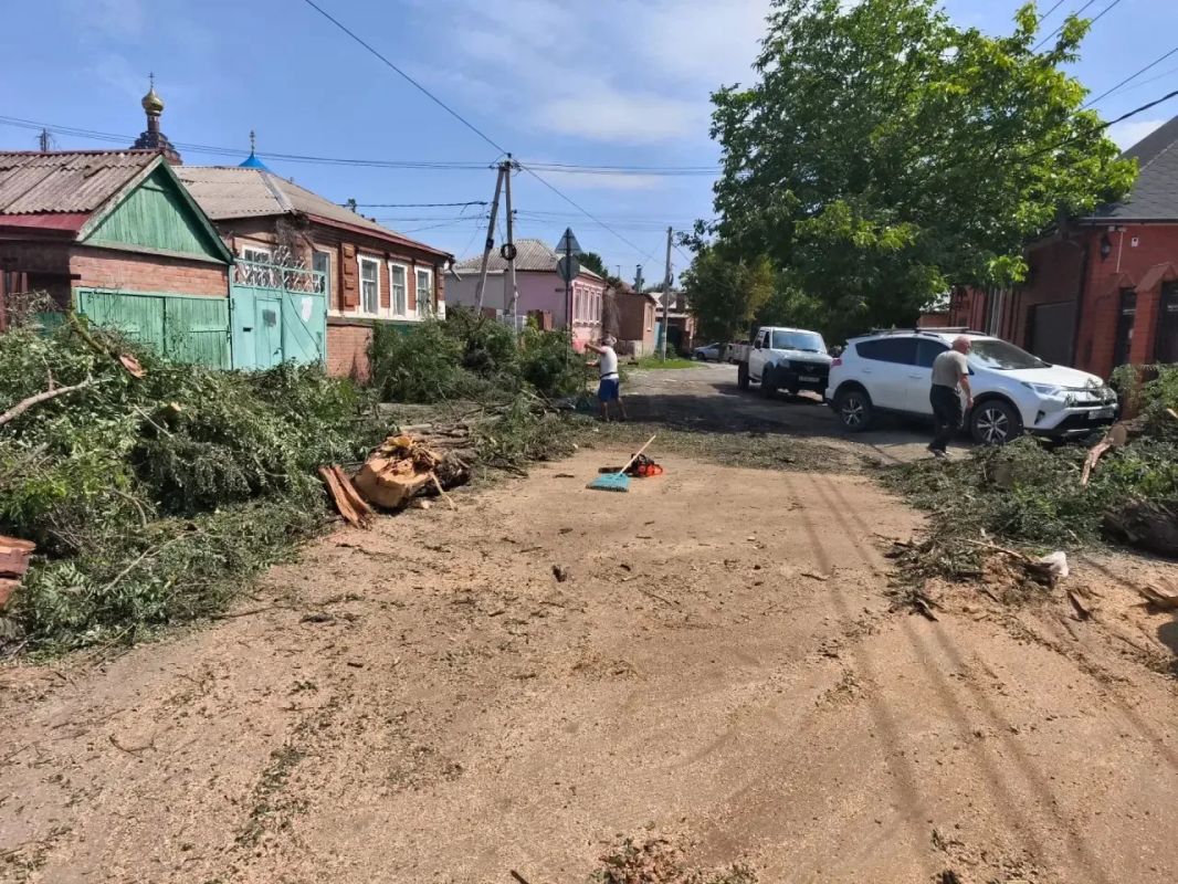 Александр Скрябин: Городские и коммунальные службы продолжают приводить Ростов в порядок после урагана в безостановочном режиме Александр Скрябин: Городские и коммунальные службы продолжают приводить Ростов в порядок после урагана в безостановочном режиме
