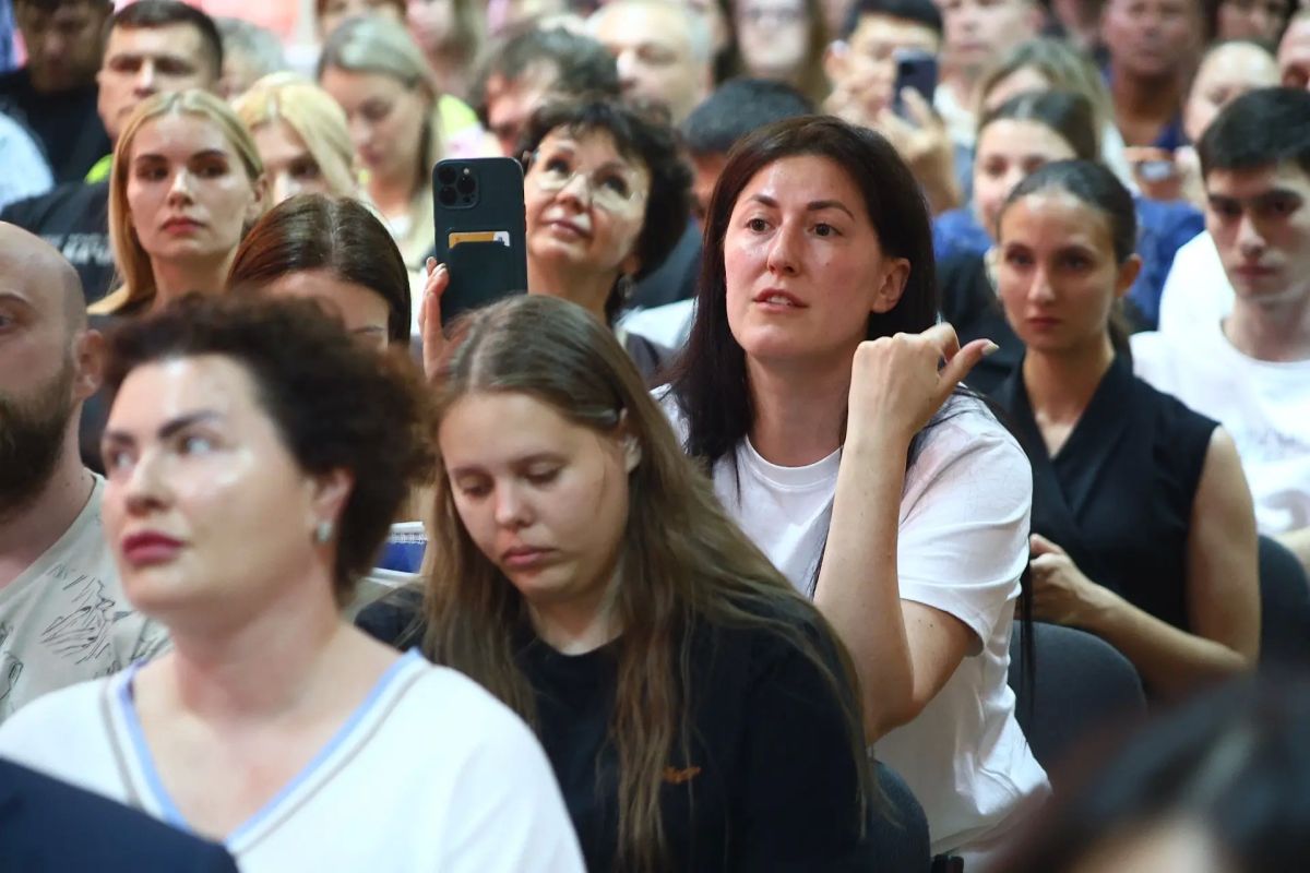 Александр Скрябин: Прошла информационная встреча с жителями многоквартиного дома в Пролетарском районе, пострадавшего в результате атаки БПЛА Александр Скрябин: Прошла информационная встреча с жителями многоквартиного дома в Пролетарском районе, пострадавшего в результате атаки БПЛА