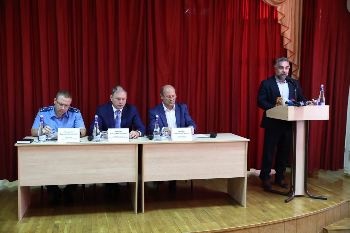 Александр Скрябин: Прошла информационная встреча с жителями многоквартиного дома в Пролетарском районе, пострадавшего в результате атаки БПЛА Александр Скрябин: Прошла информационная встреча с жителями многоквартиного дома в Пролетарском районе, пострадавшего в результате атаки БПЛА