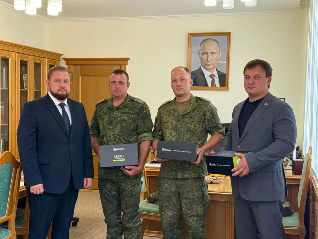 Вместе с председателем Совета руководителей предприятий и организаций Батайска Анатолием Павлятенко передали нашим бойцам партию тепловизоров