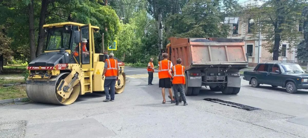В Шахтах устраняют ямочность на улицах Ленина и Мелиховской В Шахтах устраняют ямочность на улицах Ленина и Мелиховской