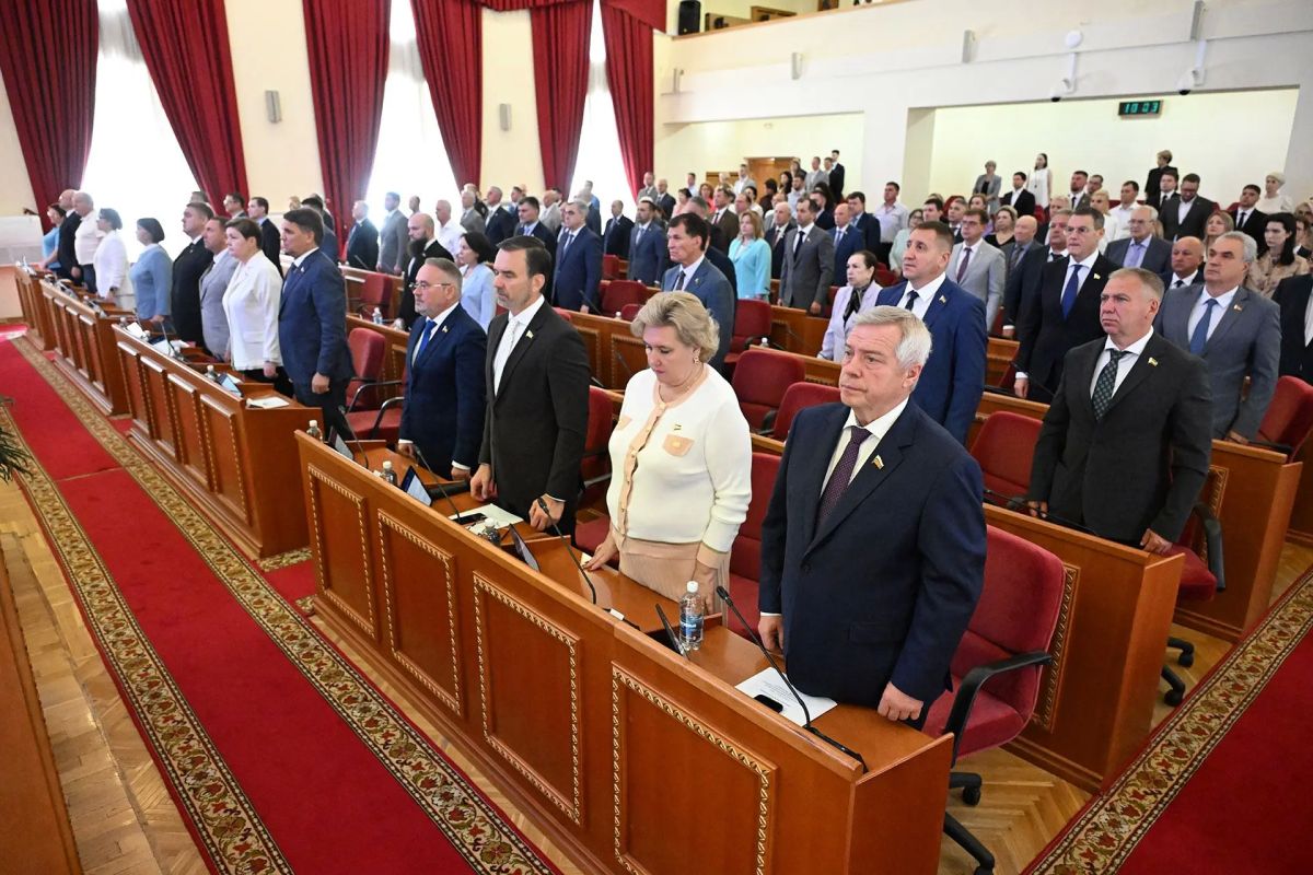 #35_е_заседание. . Перед началом 35-го заседания Законодательного Собрания Ростовской области депутаты почтили минутой молчания память жителей региона, погибших в результате террористических атак киевского режима