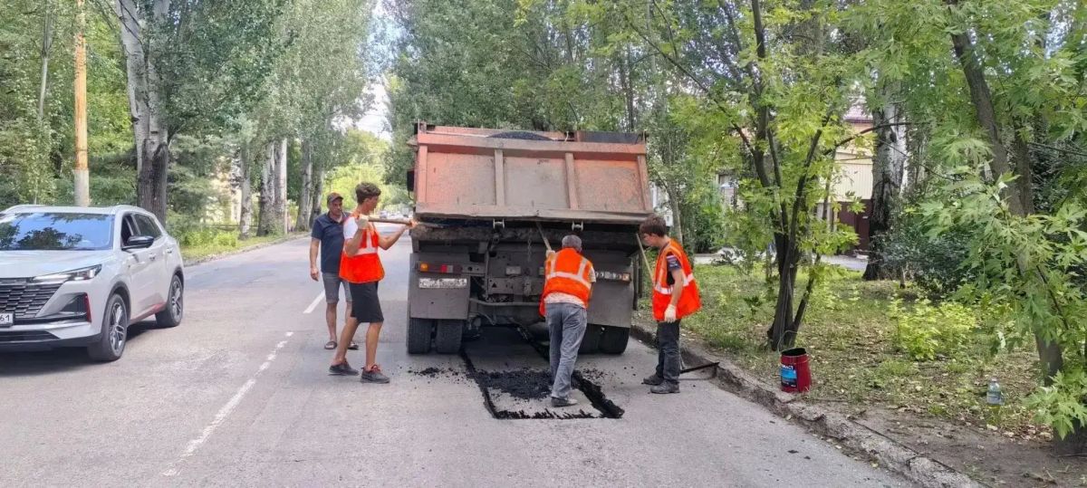В Шахтах устраняют ямочность на улицах Ленина и Мелиховской В Шахтах устраняют ямочность на улицах Ленина и Мелиховской