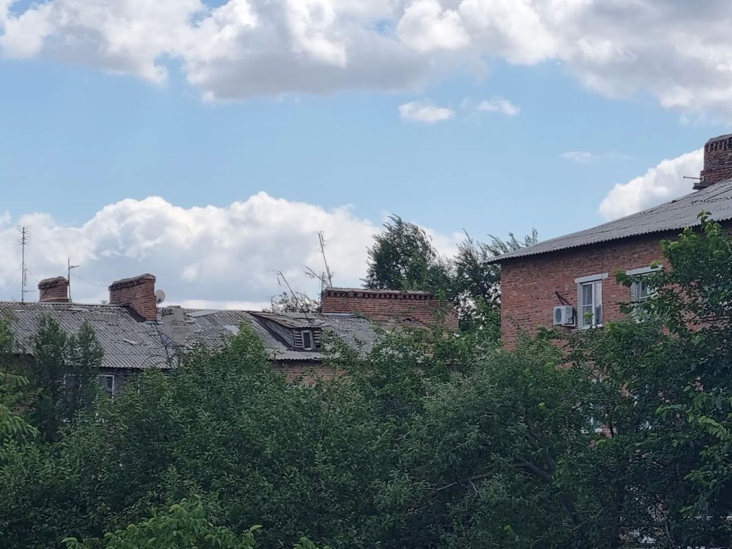 В Шахтах принимают меры для помощи в восстановлении крыш домов после урагана В Шахтах принимают меры для помощи в восстановлении крыш домов после урагана
