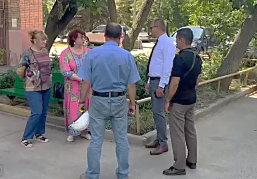 Тема встречи – обновление изношенного участка тепловой сети в районе домов по пр. Сельмаш № 14 и №16. В минувшем отопительном сезоне на нем неоднократно происходили порывы, поступали жалобы от потребителей Тема встречи – обновление изношенного участка тепловой сети в районе домов по пр. Сельмаш № 14 и №16. В минувшем отопительном сезоне на нем неоднократно происходили порывы, поступали жалобы от потребителей
