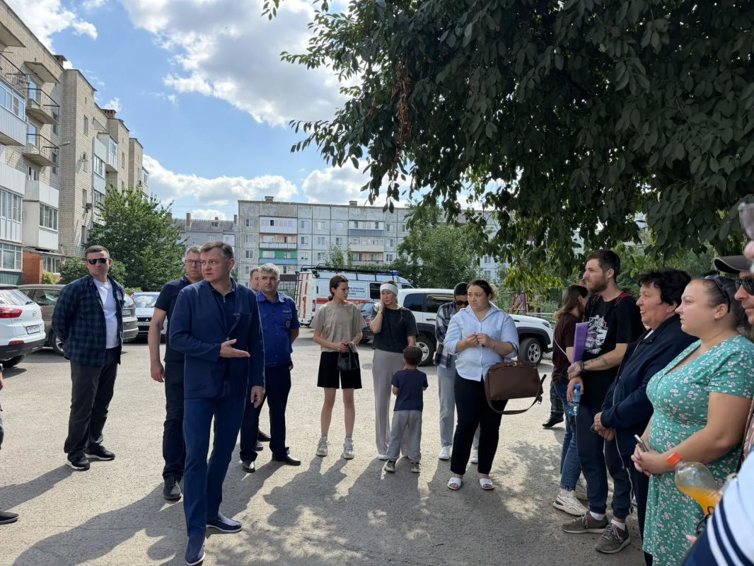 Юрий Слюсарь: Выехал в Гуково на место ночной воздушной атаки, в результате которой был поврежден многоквартирный дом, жители были эвакуированы Юрий Слюсарь: Выехал в Гуково на место ночной воздушной атаки, в результате которой был поврежден многоквартирный дом, жители были эвакуированы