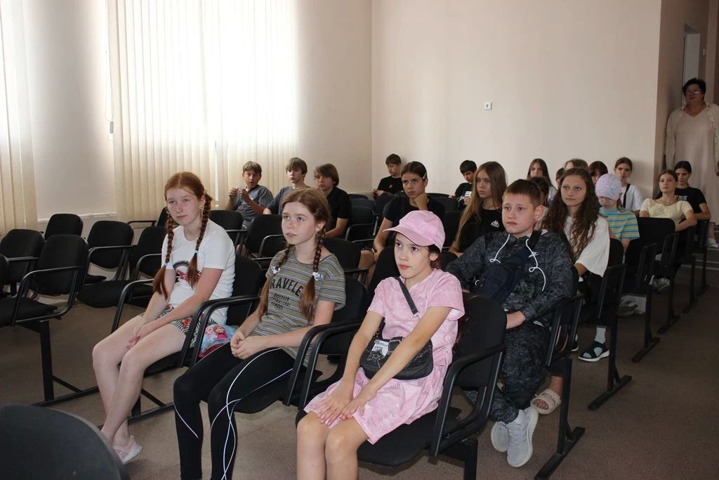 В средней общеобразовательной школе №14 города Шахты, совместно с Шахтинским местным отделением Движения Первых, прошло просветительское мероприятие, приуроченное к Году единства народов России В средней общеобразовательной школе №14 города Шахты, совместно с Шахтинским местным отделением Движения Первых, прошло просветительское мероприятие, приуроченное к Году единства народов России
