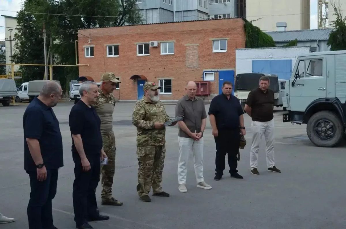 Депутаты Законодательного Собрания Ростовской области Мурат Харцызов и Денис Бурыка передали бойцам специальной военной операции транспортные средства, необходимые для выполнения боевых задач