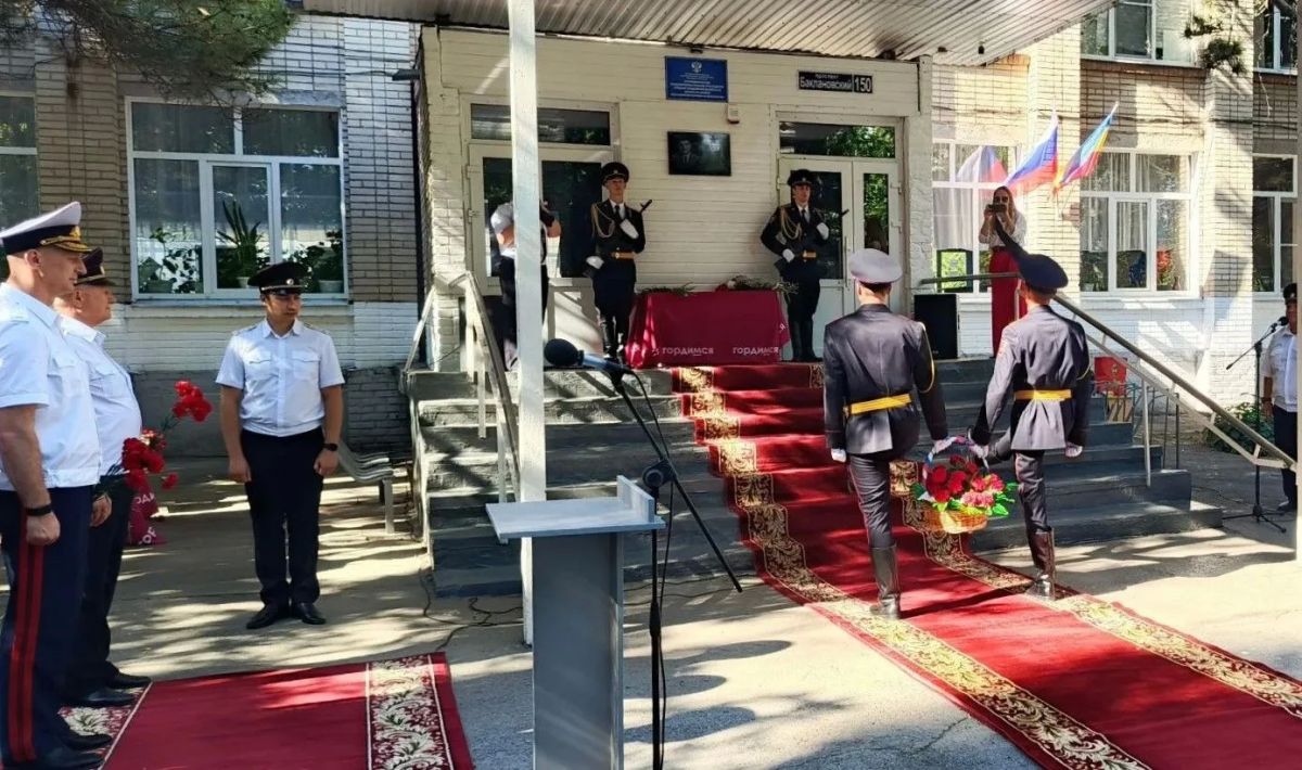 Генерал-полковник полиции Александр Кравченко открыл мемориальную доску в Новочеркасске в память о младшем лейтенанте милиции Геннадии Богатикове Генерал-полковник полиции Александр Кравченко открыл мемориальную доску в Новочеркасске в память о младшем лейтенанте милиции Геннадии Богатикове