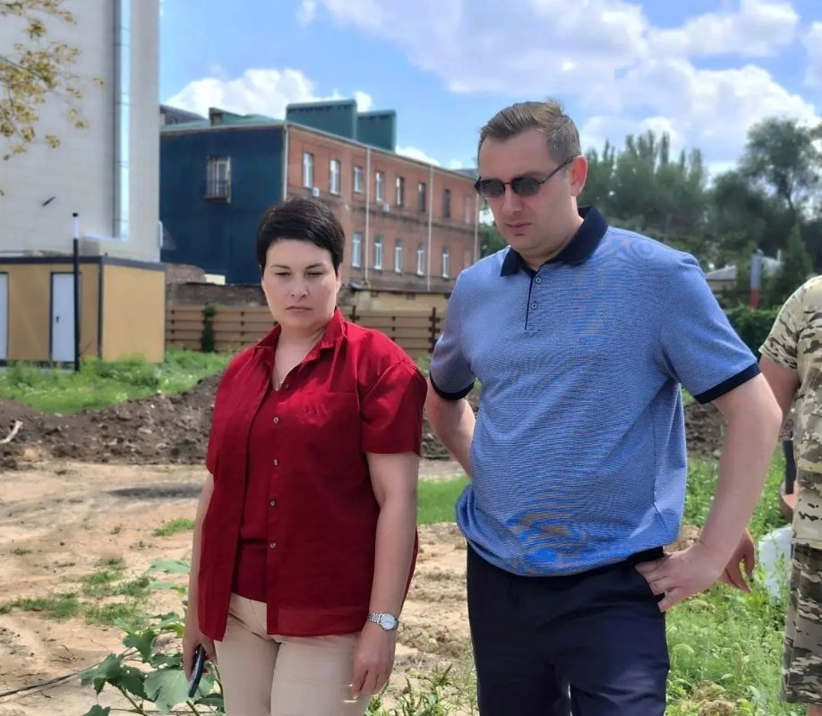 Сегодня наш город вновь с рабочим визитом посетила министр жилищнокоммунального хозяйства Ростовской области Антонина Юрьевна Пшеничная Сегодня наш город вновь с рабочим визитом посетила министр жилищнокоммунального хозяйства Ростовской области Антонина Юрьевна Пшеничная