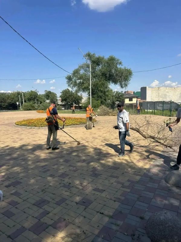 Александр Скрябин: Трудовые коллективы и общественные активисты Ростова поддержали нашу инициативу по проведению серии субботников после урагана Александр Скрябин: Трудовые коллективы и общественные активисты Ростова поддержали нашу инициативу по проведению серии субботников после урагана